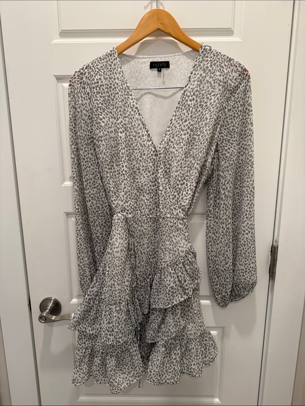 1STATE - long sleeve tiered ruffled faux wrap mini dress leopard print - size 10